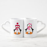 Conjunto De Caneca De Café Casal do pinguim<br><div class="desc">Ilustração adorável de dois pinguins bonitos que vestem chapéus e scarves.</div>