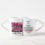 Conjunto De Caneca De Café Las Vegas que Wedding a lembrança<br><div class="desc">Para os casais que casam-se em Las Vegas,  em Nevada,  em uma lembrança especial do casamento ou na lembrança. Afortunado no tema do amor com a boa vinda famosa ao sinal de Las Vegas e ao tema fabulosos art. do casino do divertimento.</div>