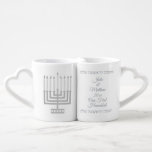 Conjunto De Caneca De Café Menorah de prata nossos primeiros Newlyweds de<br><div class="desc">Personalize o grupo da caneca deste NOSSO PRIMEIRO casal de HANUKKAH decorado com falso Menorahs de prata e rotulação hebréia para esse de um presente amável para os newlyweds. O texto hebreu (nosso primeiro Hanukkah) e a mensagem em inglês são fáceis de mudar assim que este grupo branco e de...</div>