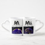 Conjunto De Caneca De Café Noiva de Las Vegas e noivo<br><div class="desc">Copos românticos para recém-casados de Las Vegas. A Esfera na Faixa de Las Vegas como um planeta rotativo a vista da Terra de um lado e o tema do cassino Lucky in Love nas costas. Todos os elementos permitem personalizar e/ou excluir conforme desejado para seus presentes personalizados.</div>