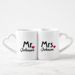 Conjunto De Caneca De Café Nome personalizado Sr. e Sra. Mug set<br><div class="desc">"mr and mrs", "dele e dela", "dele e dela", "mr e mrs", "mr & mrs", "dele e dela", "casais, casais, canecas, "mug set", set, par, noiva, noiva, dele, ela, mr, mr, senhor, senhorita, senhorita, senhorita, senhorita, senhoras, missus s, na moda, casado, "recem casados", casamento, casamento, noivado, noivado, noivo, texto, "preto...</div>