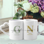 Conjunto De Caneca De Café Nova Nana e Avô Monograma Verde e Ochre<br><div class="desc">Uma caneca de monograma para nova nana e netos (ou avós estabelecidos) que você pode personalizar com a data em que eles se tornaram avós pela primeira vez. Este design tem uma elegante escrita à mão, uma tipografia moderna e uma sutil paleta colorida de verde-prateado, amarelo ocre, preto e branco....</div>
