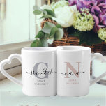 Conjunto De Caneca De Café Nova Nana e Vovô Monograma Cinza e Blush<br><div class="desc">Uma caneca de monograma para nova nana e avô (ou avós estabelecidos) que você pode personalizar com a data em que eles se tornaram avós pela primeira vez. Este design tem uma elegante escrita à mão, uma tipografia moderna e uma sutil paleta colorida de cinzas e cor-de-rosa-pincel, preto e branco....</div>