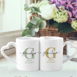 Conjunto De Caneca De Café Nova vovó Monograma Verde e Ochre<br><div class="desc">Um conjunto de caneca de monograma para a nova avó e o avô (ou avós estabelecidos) que você pode personalizar com a data em que eles se tornaram avós pela primeira vez. Este design tem uma elegante escrita à mão, uma tipografia moderna e uma sutil paleta colorida de verde-prateado, amarelo...</div>