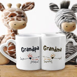 Conjunto De Caneca De Café Novos Avós Personalizaram Sua & Sua<br><div class="desc">Corações modernos e flechas design na paleta de cor na moda - ideal para novos avós. As palavras, vovô e vovó podem ser personalizadas para vovô, Nanna etc., para se adequar a sua preferência. Você também pode acrescentar o ano em que o casal se tornou avós orgulhosos. Uma é azul...</div>