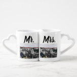 Conjunto De Caneca De Café Sr. e Sra. Newlyweds Las Vegas<br><div class="desc">Copos românticos do aninhamento para Las Vegas que wedding newlyweds. Opinião aérea da tira de Las Vegas em um lado e em cartões de jogo do tema do casino com clubes,  corações,  diamantes,  e pás em preto e branco e no vermelho no outro lado.</div>