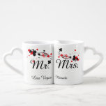 Conjunto De Caneca De Café Wedding do Sr. e da Sra. Las Vegas<br><div class="desc">Copos românticos do aninhamento para Las Vegas que wedding newlyweds. Cartões de jogo com clubes,  corações,  diamantes,  e pás em preto e branco e em vermelho.</div>