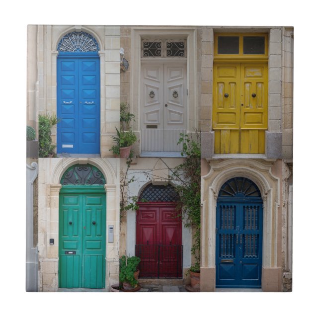 Conjunto de portas frontais coloridas em Malta (Frente)