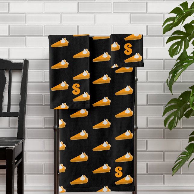 Conjunto De Toalhas Ação de Graças Pumpkin Pie Pattern Monograma Preto (If you love Pumpkin Pie (and who doesn't) pop these towels in your bathroom. Just add your initial)
