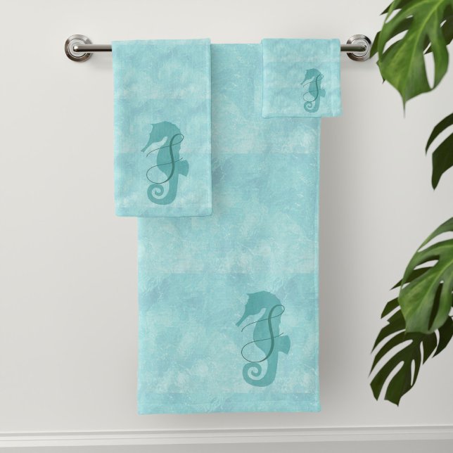 Conjunto De Toalhas Azul Aqua Azul Cavalo Marinho Monograma Banho Conj (A seahorse swims in an aqua blue ocean. Just add your initial)