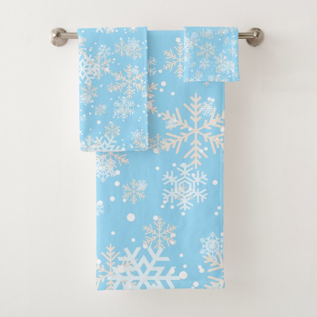 Conjunto De Toalhas Bonito SnowyFlakes contra fundo azul macio (Insitu)