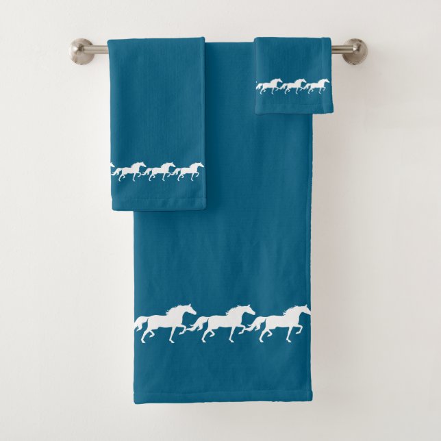 Conjunto De Toalhas Cavalos Brancos Elegantes e Sofisticados sobre Azu (Insitu)
