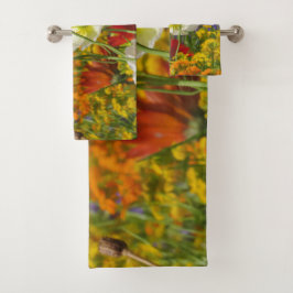 Conjunto De Toalhas Copiáceos brancos crescendo ao redor das flores co