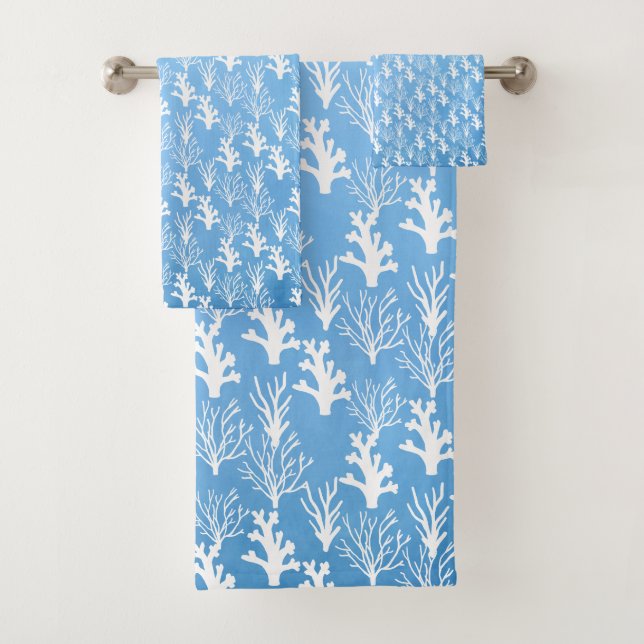 Conjunto De Toalhas Corais brancos em árvore sobre fundo azul (Insitu)