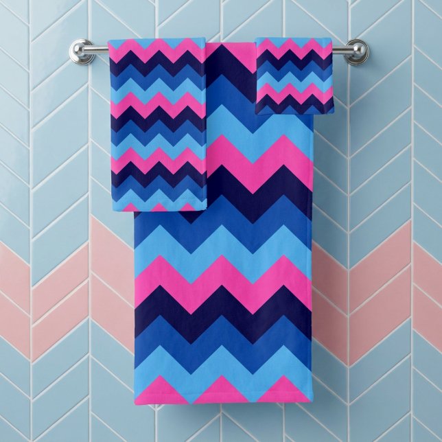 Conjunto de toalhas de banho com estampa de chevro (Cool Blue Pink Chevron Pattern Bath Towel Set hanging on towel rack in a bathroom.)