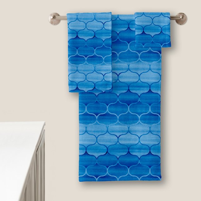 Conjunto de toalhas de ógee de cor azul adorável (Lovely Blue Watercolor Ogee Pattern Towel Set in situ)
