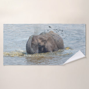 Conjunto De Toalhas Elefante aproveitando um banho
