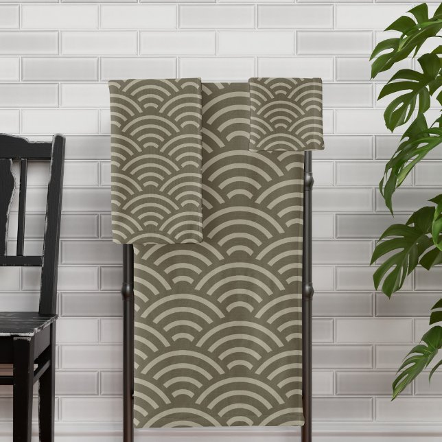 Conjunto De Toalhas Estilo Japonês de Padrão de Onda de Tonelada Casta (A modern take on the traditional Japanese Seigaiha wave pattern that will look fab in your bathroom)