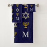 Conjunto De Toalhas Estrela Judaica Moderna de David Menorah Monograma<br><div class="desc">Conjunto de toalhas de banho moderno, monogramas, com formato judaico, mostrando o ouro falso e a ESTRELA prateada de DAVID e MENORAH num padrão de ladrilhos contra um fundo azul de meia-noite. O canto inferior direito tem um MONOGRAMA PERSONALIZÁVEL para que você possa adicionar seu próprio inicial. Ideal para Hanukkah...</div>