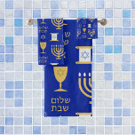 Conjunto De Toalhas Feliz Feriado Judaico Hanukkah<br><div class="desc">Um elegante e feliz padrão Hanukkah de símbolos judeus da menorah,  estrela de David,  rolando,  em ouro sobre fundo azul escuro. Um presente de na moda para amigos e família judeus nesta temporada de férias.</div>