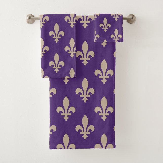 Conjunto De Toalhas Fleur de Lis Pattern, Royal French Cream on Purple (Insitu)