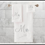 Conjunto De Toalhas Flor de Nome do Monograma Personalizado Branco Ele<br><div class="desc">Esta é uma bela toalha branca elegante com um monograma/inicial multi-colorido único (fornecendo um efeito especial) e com o seu primeiro nome - e - a glamoureira do rosa prateado. Criará uma atmosfera suave e convidativa e suave o suficiente para poder fazer uma variedade de efeitos de coordenação. Vai criar...</div>