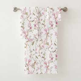 Conjunto De Toalhas Floral-patterned towels hang neatly