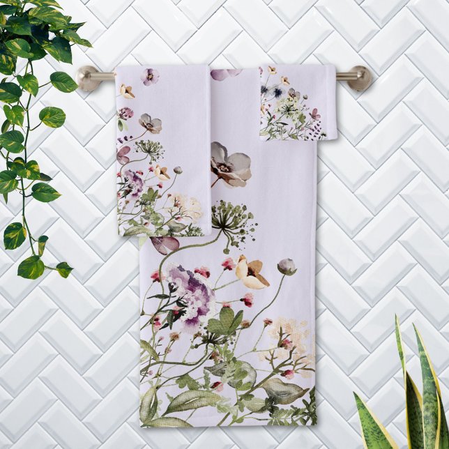 Conjunto De Toalhas Flores Silvestres Roxas Aquarela Monogramadas (In situ Bathroom wall)