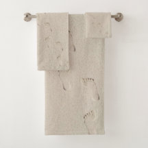 Impressões descalços na areia de praia