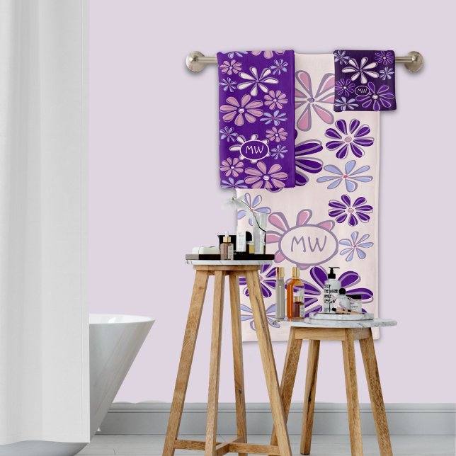 Conjunto De Toalhas Iniciais de Dodô de Flor de Índio Violeta (Violet Pink Indigo Flower Doodle Initials Bath Towel Set)