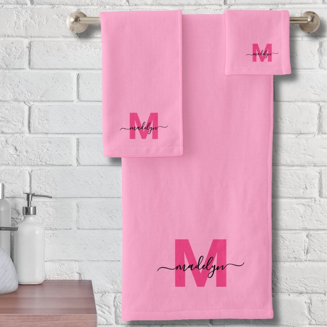 Conjunto De Toalhas Monograma de Nome com Letra Maiúscula em Script Mo (Girly Pink Modern Script Name Monogram Bath Towel Set)
