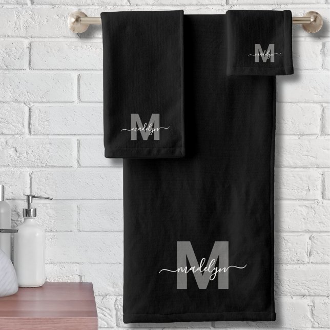 Conjunto De Toalhas Monograma de Nome com Letra Moderna Preta e Branca (Black White Modern Script Name Monogram Bath Towel Set)