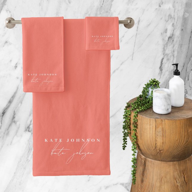 Conjunto De Toalhas Monograma de Script de Assinatura Girly Coral Femi (Feminine Girly Coral Signature Script Monogram Bath Towel Set)