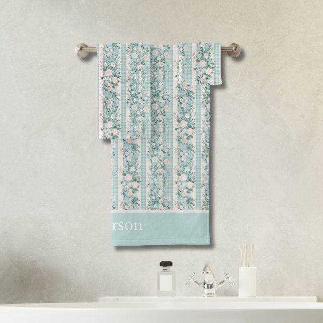 Conjunto De Toalhas Monogramas Iniciais Rosa Mint Verde Florais Gingha (Monogrammed Grand Millennial Pastel Florals Gingham stripes bath towel set. Bridal shower Wedding )