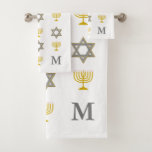 Conjunto De Toalhas Na moda estrela de David Menorah Monograma Judaico<br><div class="desc">Na moda, monograma de toalha de banho judaica, mostrando o ouro falso e a ESTRELA prateada de DAVID e MENORAH num padrão em forma de película contra fundo branco. O canto inferior direito tem um MONOGRAMA PERSONALIZÁVEL para que você possa adicionar seu próprio inicial. Ideal para Hanukkah e outra decoração...</div>