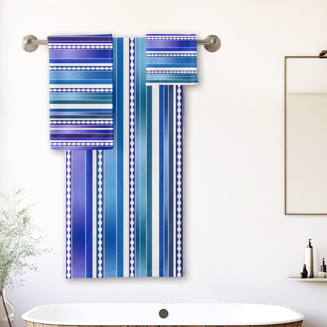 Conjunto De Toalhas Padrão de Abstrato Roxo Azul Elegante (Bathroom towel set with an abstract artistic stripe pattern in teal blue and purple with white.)