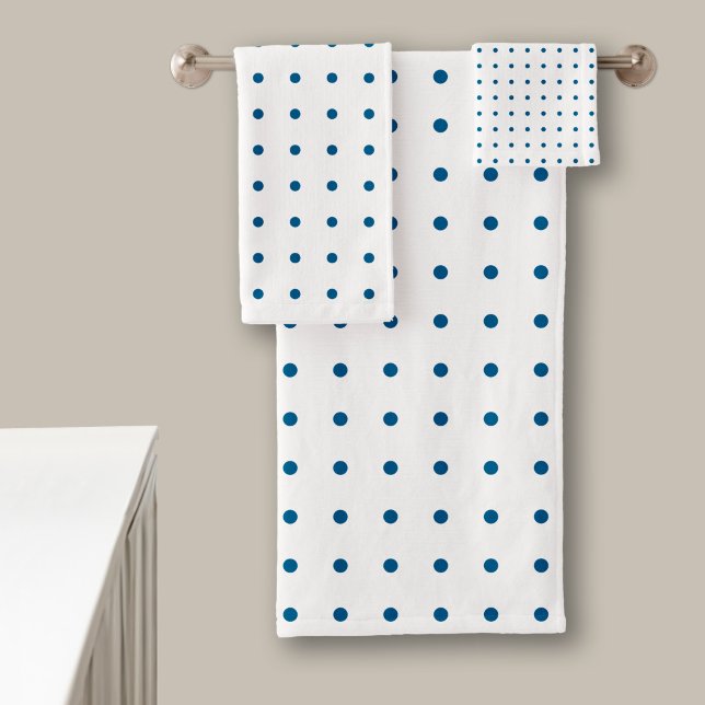 Conjunto De Toalhas Padrão de Bolinhas Azuis Clássicas em Branco (Blue Polka Dot Pattern on White Bath Towel Set in situ)