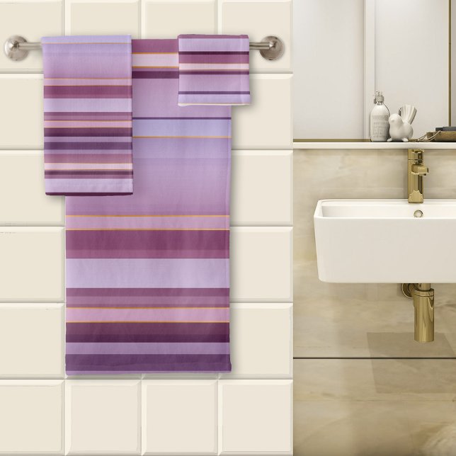 Conjunto De Toalhas Padrão de Raspa Roxo Elegante (A lovely striped bathroom towel set in a variety of mauve purple colors with tiny rose gold lines.)
