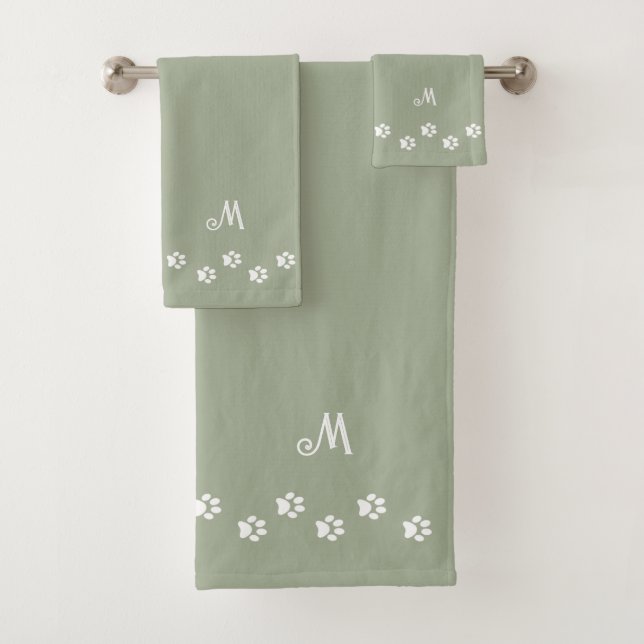 Conjunto De Toalhas Pet Paws & Monogram on Sage Green Bath Towel Set (Insitu)