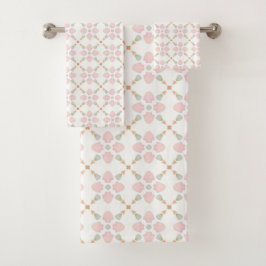 Conjunto De Toalhas Pink petal and pastel triangle tile pattern on whi