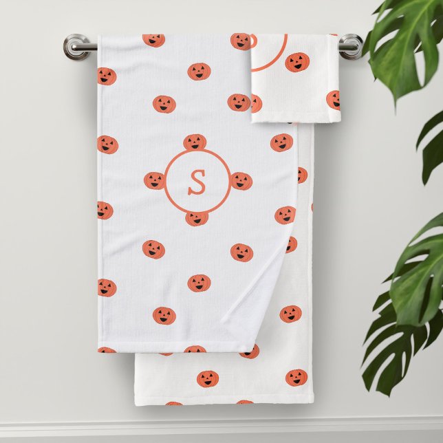 Conjunto De Toalhas Pumpkin De Halloween Bonito Monograma Branco (A cute white and orange cute pumpkin themed bath towel set with space for your initial)