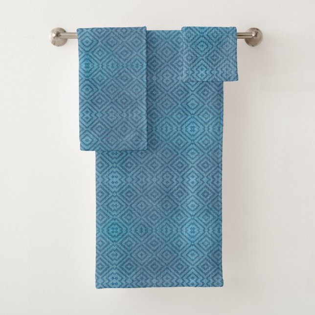 Conjunto De Toalhas Two images of blue towels with a geometric diamond (Criador carregado)