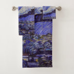 Conjunto De Toalhas Vincent Van Gogh Starry Night Vintage Fine Art<br><div class="desc">Vincent van Gogh Starry Night Fine Art Painting Starry Night Starry Night é uma pintura do artista poste-impressionista holandês Vincent van Gogh. O céu azul à noite está cheio de nuvens, estrelas e uma lua crescente brilhante. A Noite Estrelada é a única noturna na série de visões da janela do...</div>