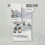 Conjunto De Toalhas Watercolor Winter Christmas Gnomo<br><div class="desc">Enrole-se no charme branco de inverno com esta maravilhosa Aquarela de inverno Gnomo Bath Toalha Toalha de Natal. Apresentando uma cena de inverno aquosa com um alegre carregando de natal, uma lanterna brilhante, esta design traz a beleza serena dos pinheiros de neve, montanhas de inverno, e caindo flocos de neve...</div>