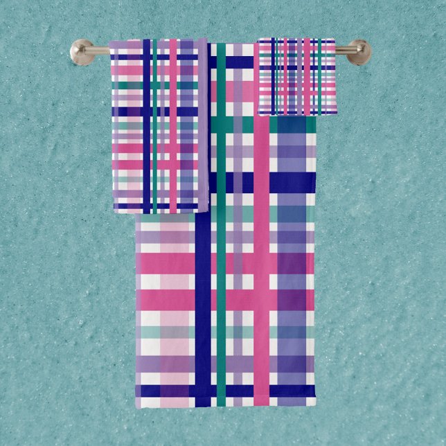 Conjunto De Toalhas Xadrez Cor-de-rosa Marinho azul (A plaid towel set done in pink, navy blue, purple and teal on a white background.)