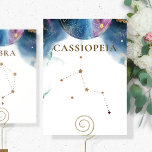 Constelação de Cassiopeia, Número de Tabela Celest<br><div class="desc">Aproveite um tema da constelação celeste com nossos sinais de mesa da constelação! Coleção com 15 constelações diferentes para escolher, mas se precisar de mais, por favor, sinta-se à vontade para adicionar um nome de constelação diferente a qualquer das nossas placas de números de tabela (mesmo que a placa não...</div>