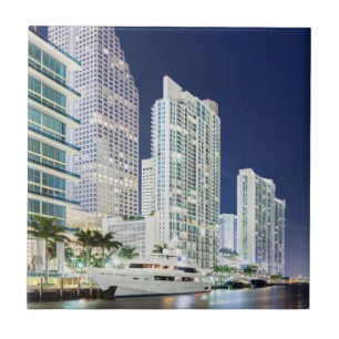 Construções ao longo do rio Riverwalk de Miami