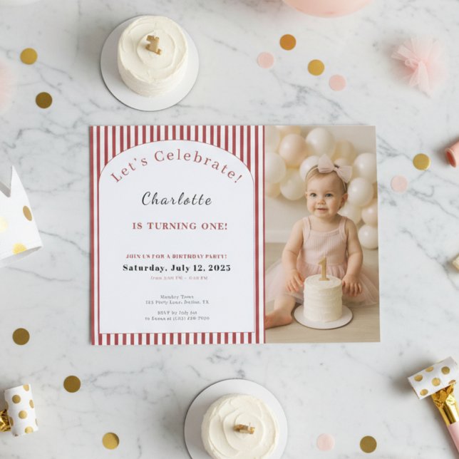 Convite 1st Birthday Invitation • Photo Template Red Strip (Photo first birthday invitation with red stripes and baby girl holding a cake, modern and elegant de)