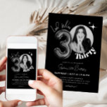 Convite 30 30 Homens Negros de aniversário Foto:<br><div class="desc">*Use uma foto quadrada para substituir a foto. Celebrar o marco de completar trinta anos com nosso 30 30 de aniversário, Balão Negro Minimalista, Convite fotográfico perfeito para homens e mulheres. Esse design elegante e na moda combina perfeitamente a sofisticação com um toque de capricho. Personalize o convite com sua...</div>