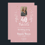 Convite 40 e Fabuloso aniversário de 40 anos de Foto Rosa<br><div class="desc">40 e Fabuloso aniversário de 40 anos de Foto Rosa de Folhagem. 40 e texto fabuloso em um roteiro branco com um nome e uma folhagem branca em um fundo rosa. Personalize o convite.</div>